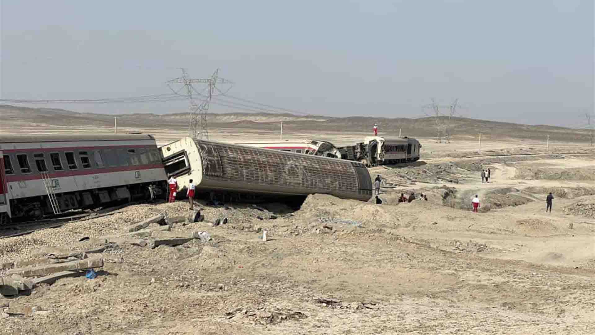 Al menos 17 muertos y 30 heridos deja el descarrilamiento de un tren en Irán
