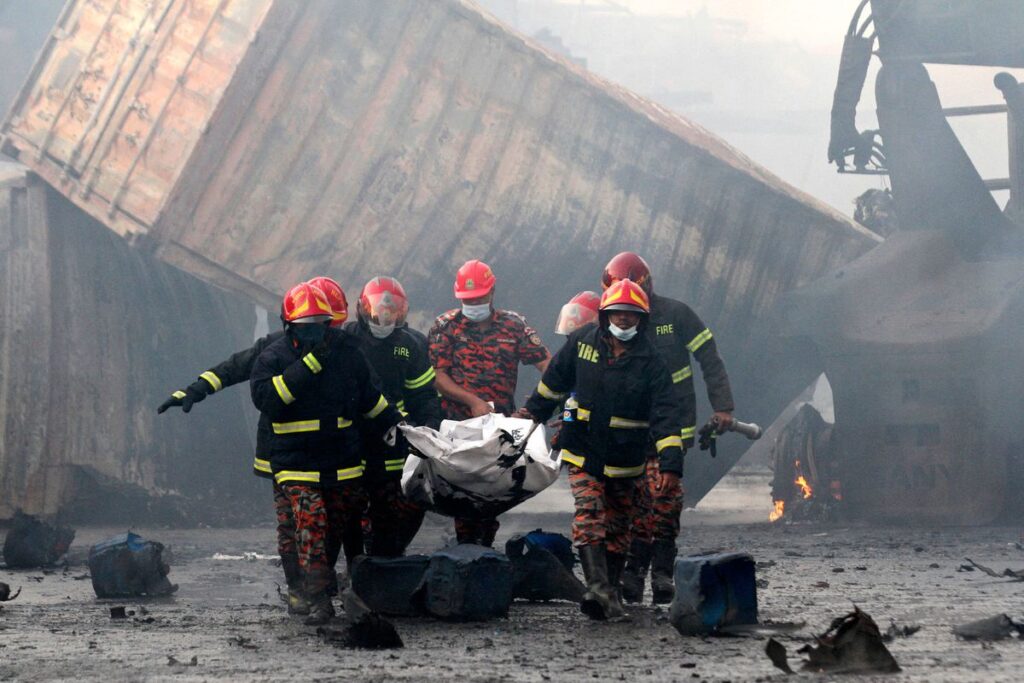 Al menos 49 muertos en un incendio en un depósito de contenedores en Bangladés