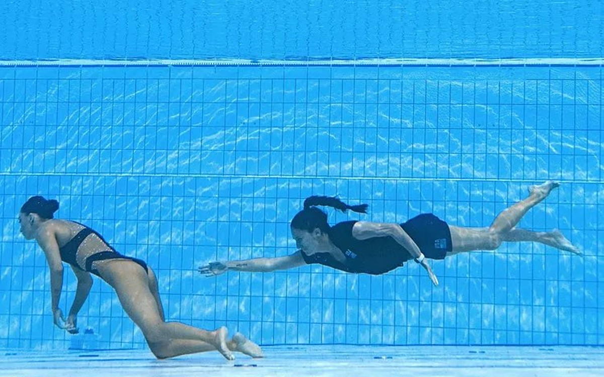 Alarma en la piscina húngara: entrenadora rescata a nadadora que se desmayó durante rutina artística