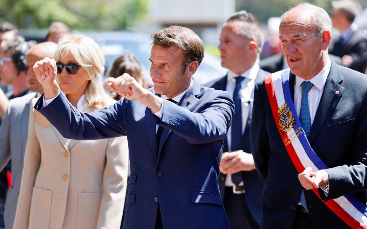 Alianza de Macron cierra ligeramente adelante de coalición de Mélenchon