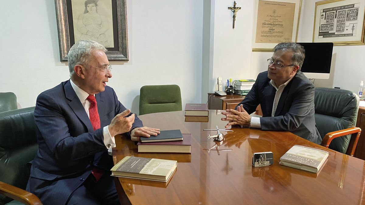 Álvaro Uribe y Gustavo Petro se sientan en la misma mesa
