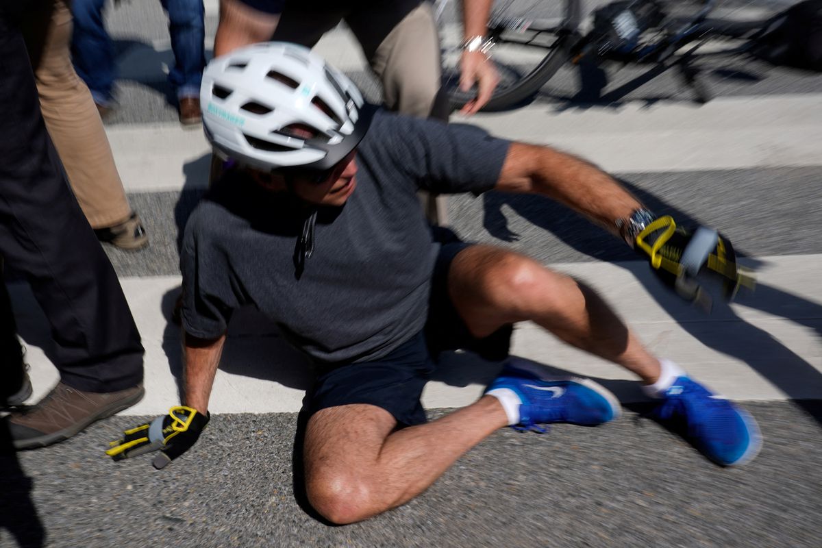 Biden se cae de la bici durante un paseo por la playa