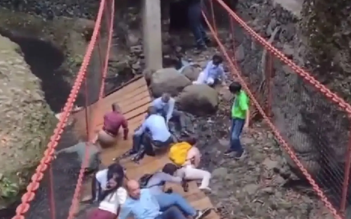 Cesan a 4 funcionarios de Cuernavaca por colapso de puente colgante