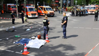 Coche choca contra una multitud en Berlín, matando a 1 e hiriendo a una docena