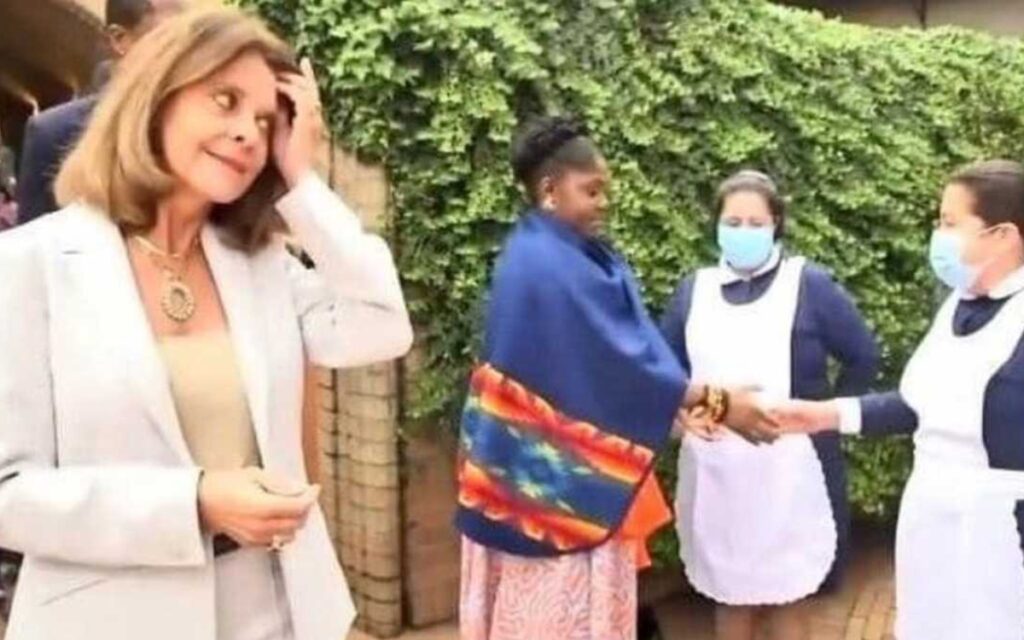 Colombia | Se viraliza video de Francia Márquez saludando a trabajadoras del hogar, mientras que Marta Lucía Ramírez las 'ignora'