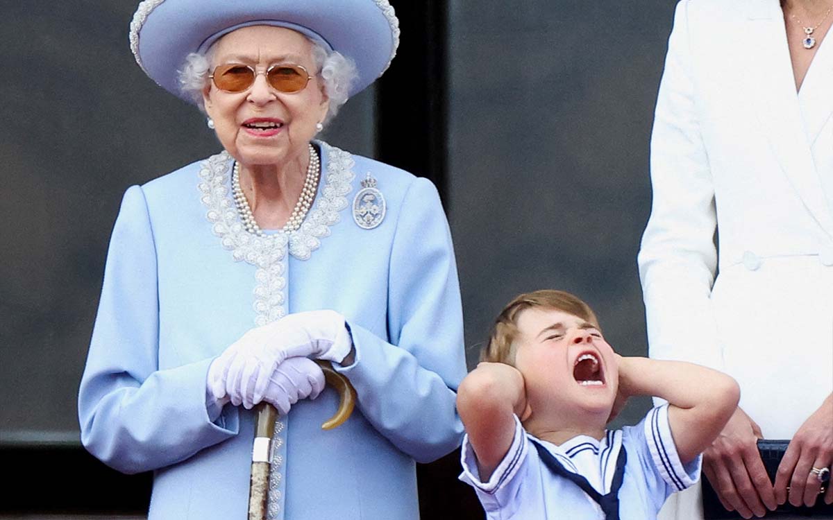 Con muecas y bostezos, el príncipe Luis roba la atención del jubileo de la Reina Isabel II en Londres | Video