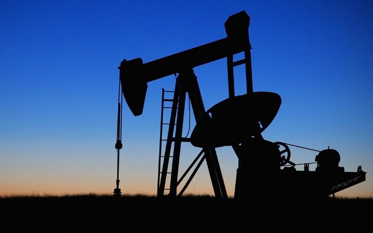 Crudo supera 120 dólares; los precios saudíes eclipsan el acuerdo de la OPEP+