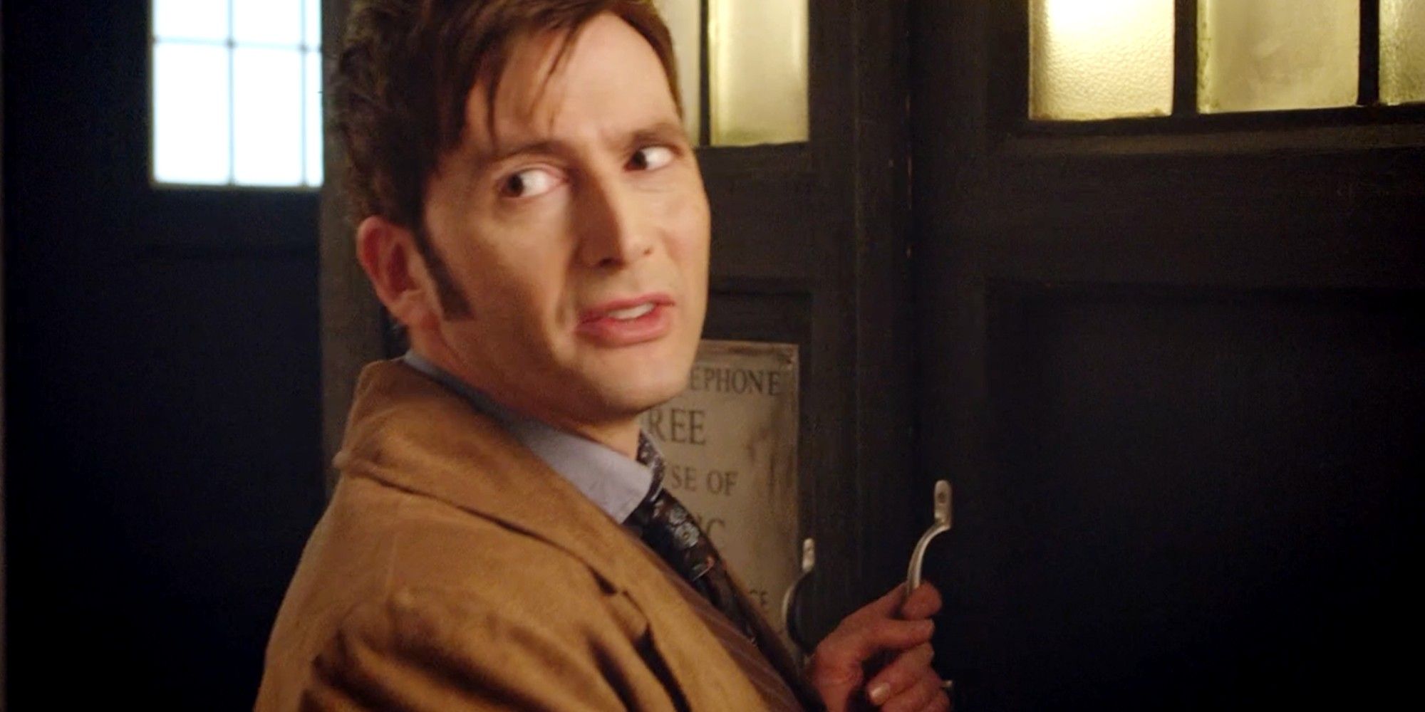 David Tennant de Doctor Who emerge de la TARDIS en un nuevo video del set