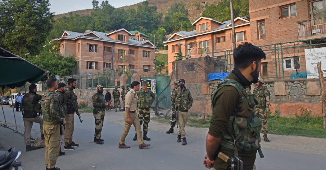 Desesperados por huir de los ataques, los hindúes de Cachemira dicen que los funcionarios bloquean las salidas