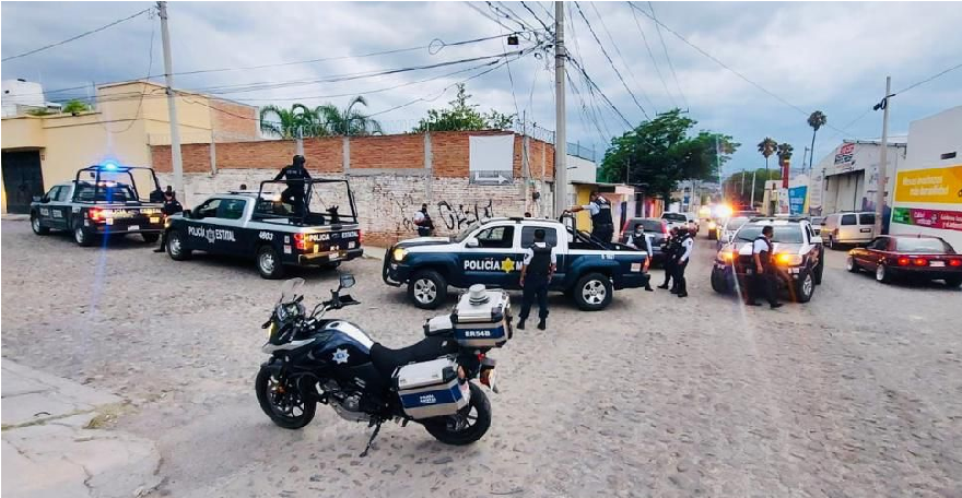 Detienen a 5 hombres armados en Querétaro, les decomisan armas y una moto robada