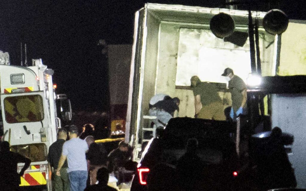 EU abre investigación federal por muerte de 50 migrantes dentro de tráiler en Texas