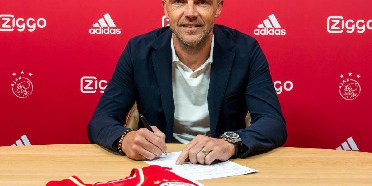 El Ajax presenta a Schreuder un mes después de su fichaje