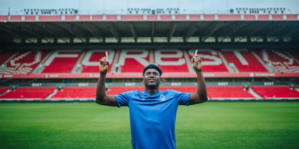 El Nottingham Forest anuncia a Awoniyi