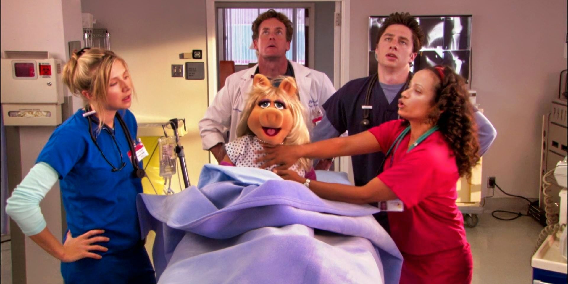 El cameo de Scrubs Cast en It's a Very Merry Muppet Christmas Movie explicado