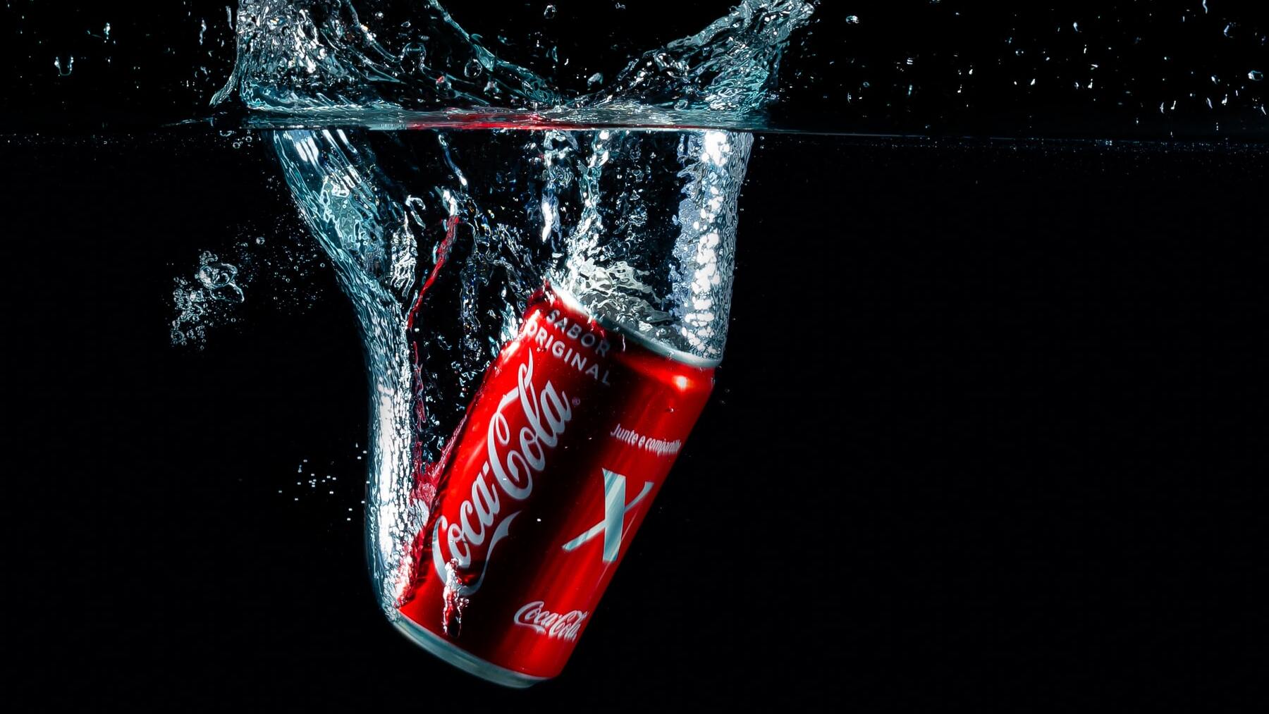El curioso motivo por el que en los bares se le pone limón a la Coca-Cola