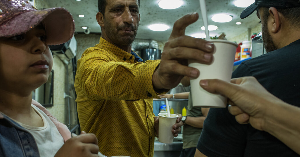 En Jordania, ‘Mansaf en una taza’ crea una controversia alimentaria