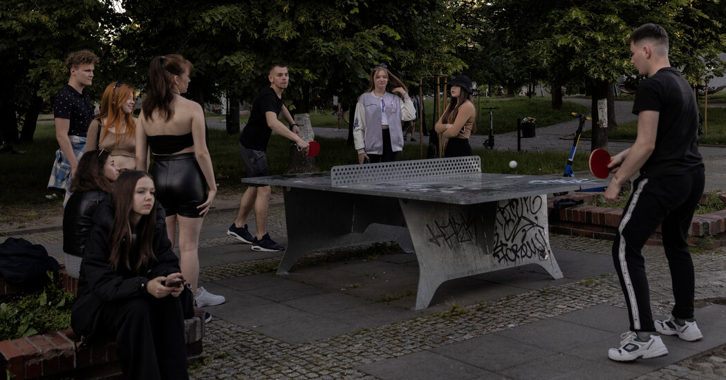 En el parque de Varsovia, los refugiados adolescentes de Ucrania pasan el rato y aguantan