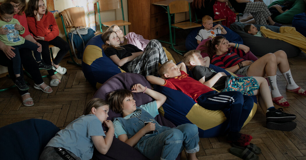 En un internado en Ucrania, los niños desplazados añoran su hogar