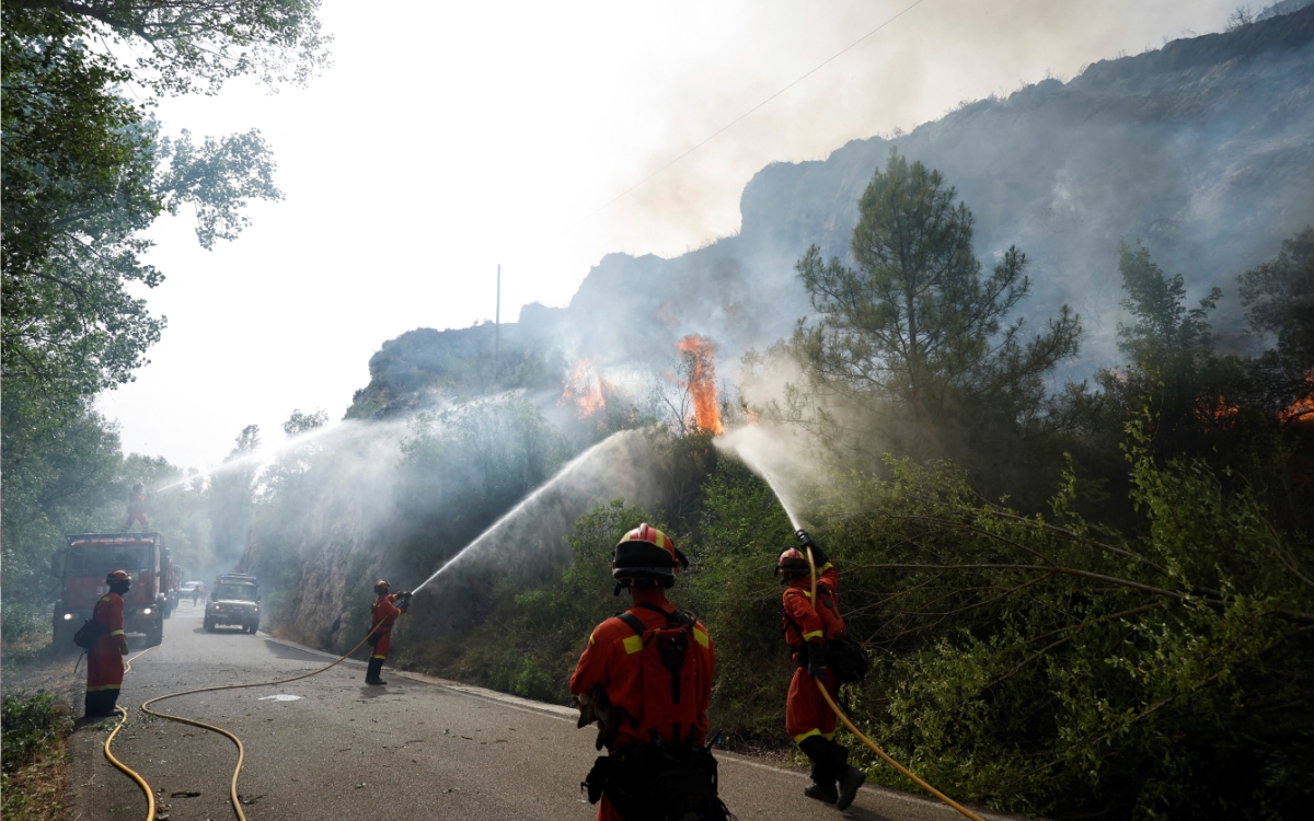España lucha contra incendios forestales mientras se sofoca con ola de calor