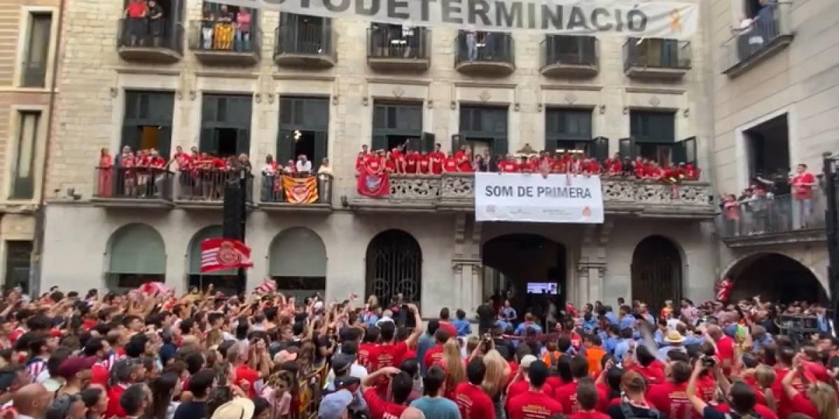 Espectacular recibimiento al Girona en el Ayuntamiento