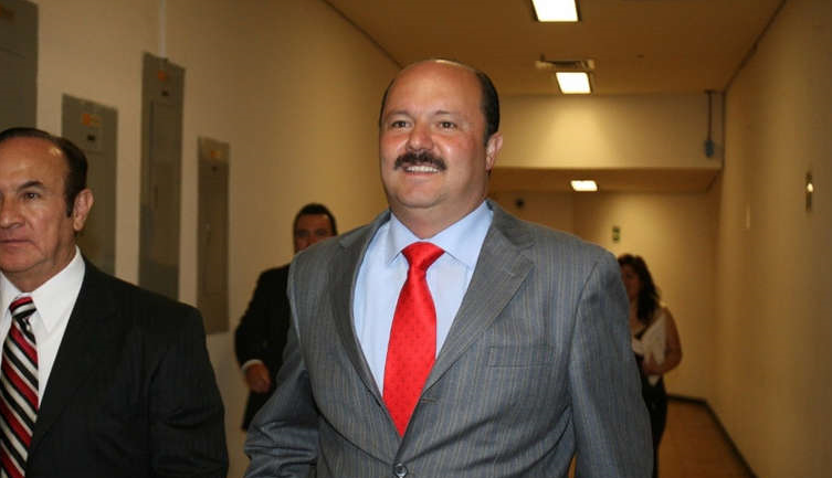 Extraditan a México a César Duarte, exgobernador de Chihuahua, arriba avión con detenido