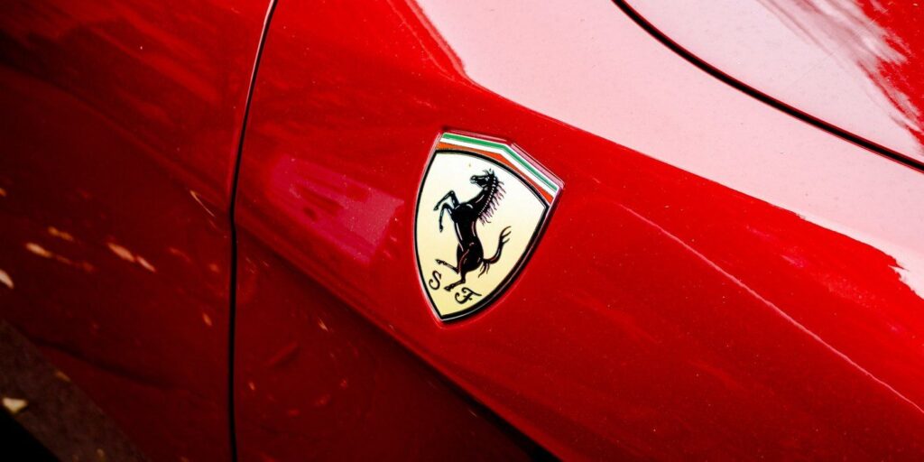 Ferrari apunta a tener el 60% de sus autos eléctricos para 2026