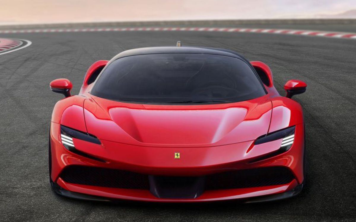 Ferrari se resiste a la electricidad y produce más devoradores de gasolina