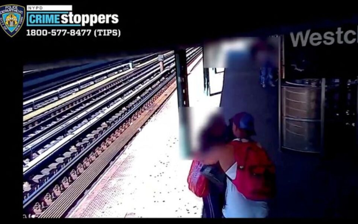 Hombre empujó a mujer a las vías del metro en Nueva York; ya fue detenido | Video
