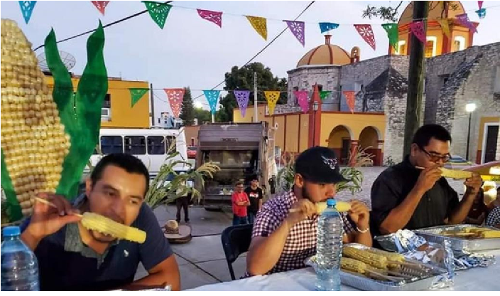 Hombre se come 10 elotes en 8 minutos; celebran Feria del Elote con un concurso