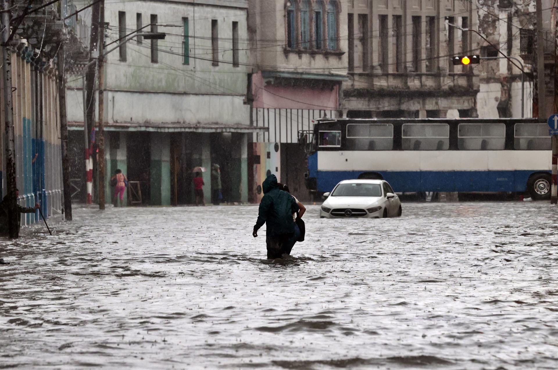 Intensas lluvias dejan al menos 3 muertos y miles de evacuados en Cuba