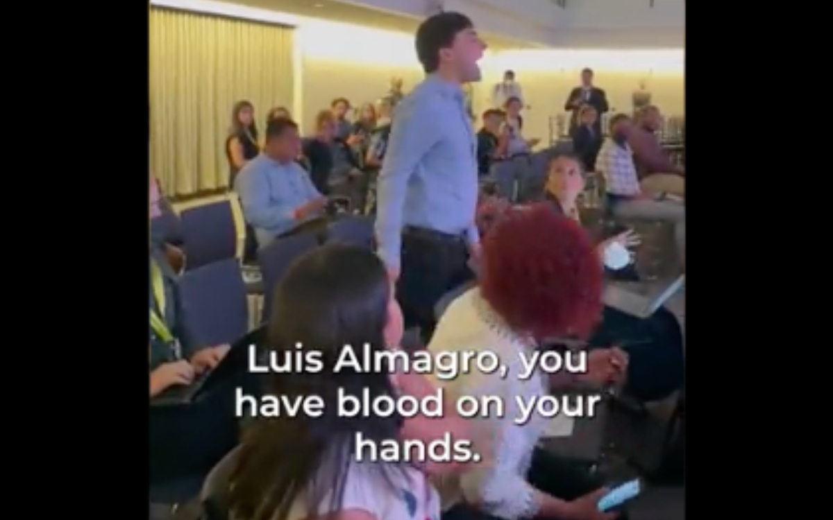 Joven acusa a Luis Almagro de instaurar dictaduras y asesinar periodistas | Video