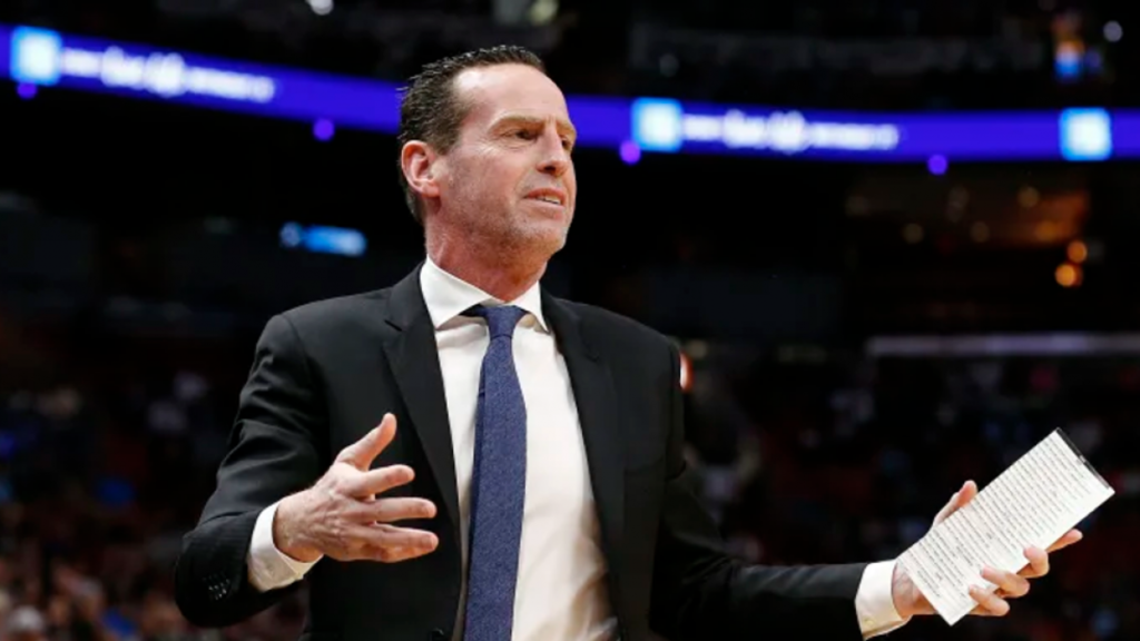 Kenny Atkinson toma la delantera para el banquillo de los Hornets