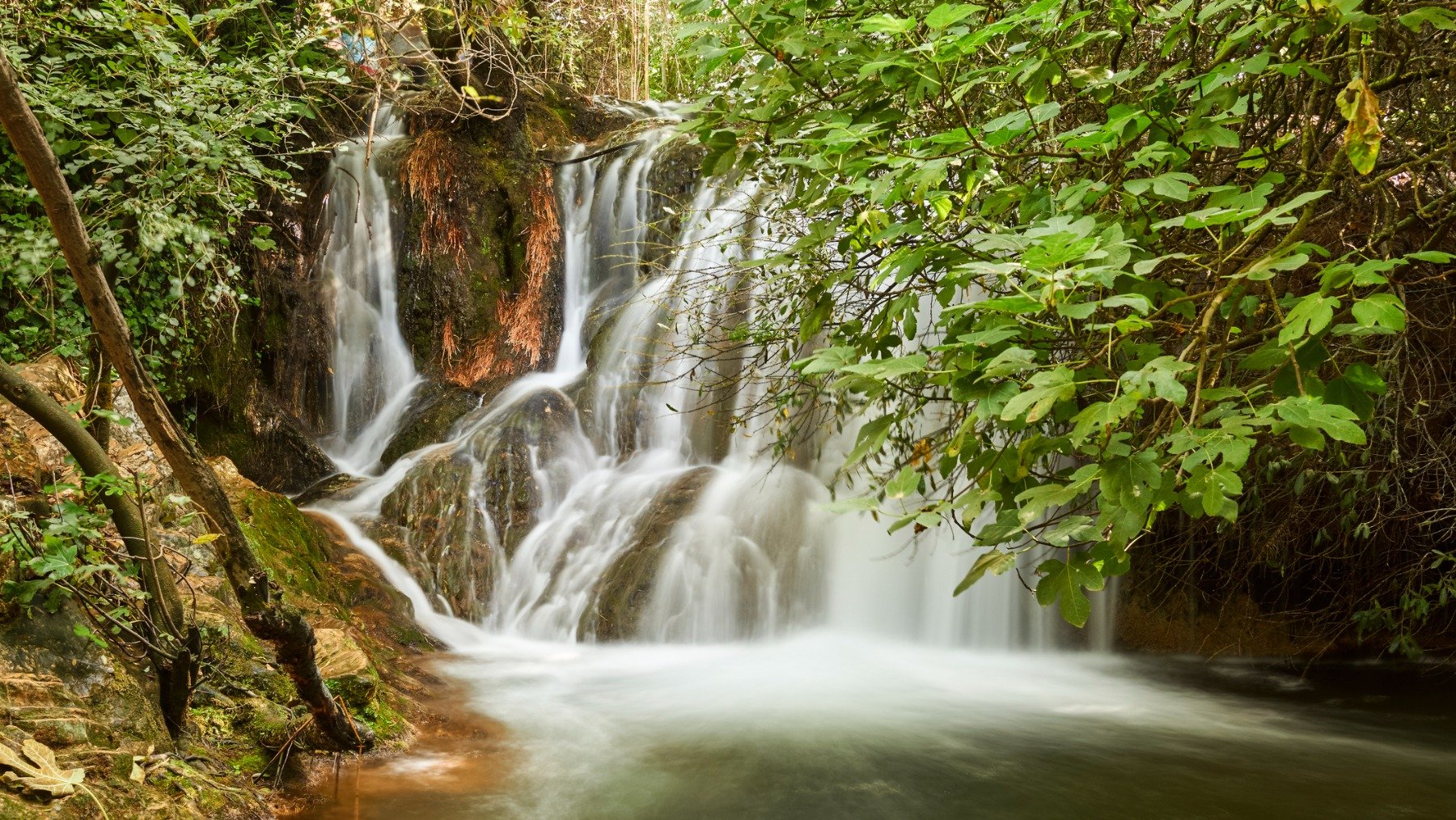 La cascada escondida en España con aguas cristalinas que te dejará de piedra