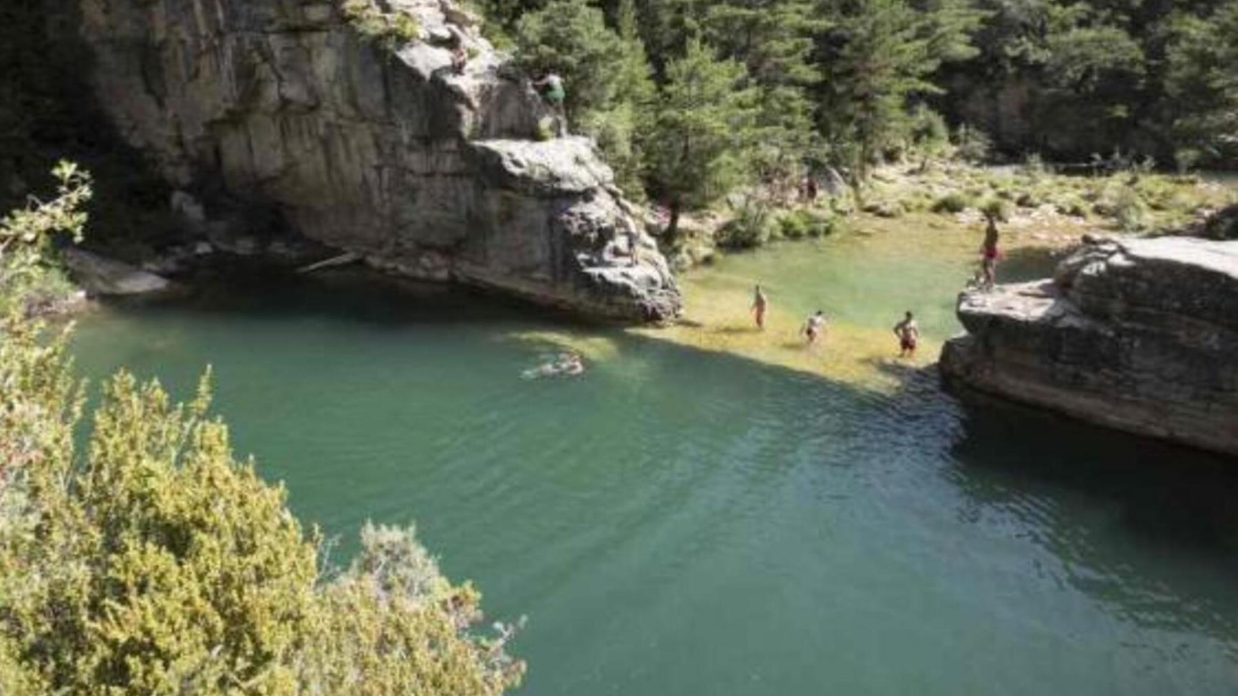 La increíble piscina natural de España para disfrutar del riesgo y lanzarte al agua desde lo más alto