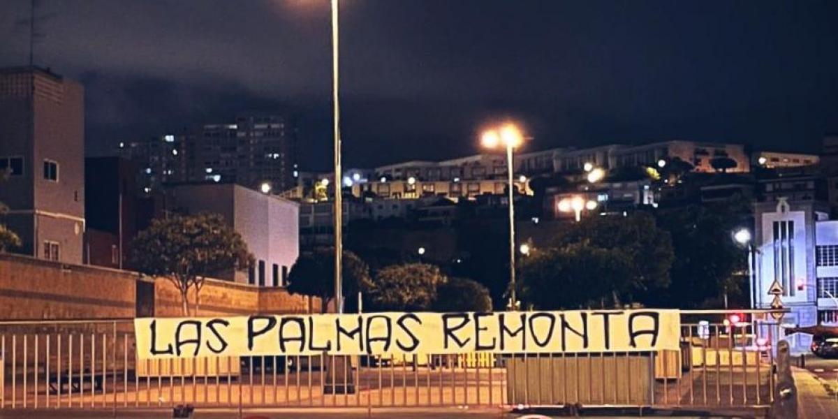 La isla de Gran Canaria se llena de pancartas con #LasPalmasRemonta