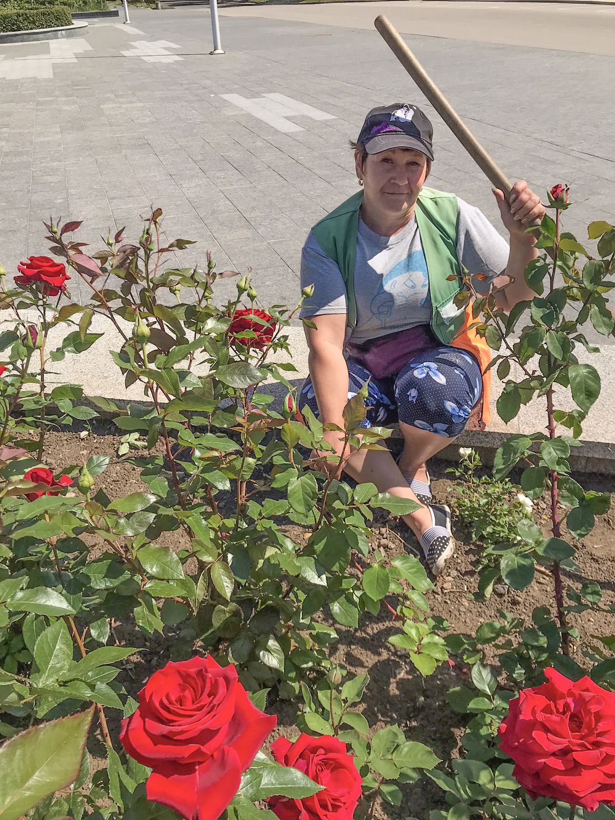 La mujer que cultiva rosas a 30 kilómetros del frente de guerra en Ucrania