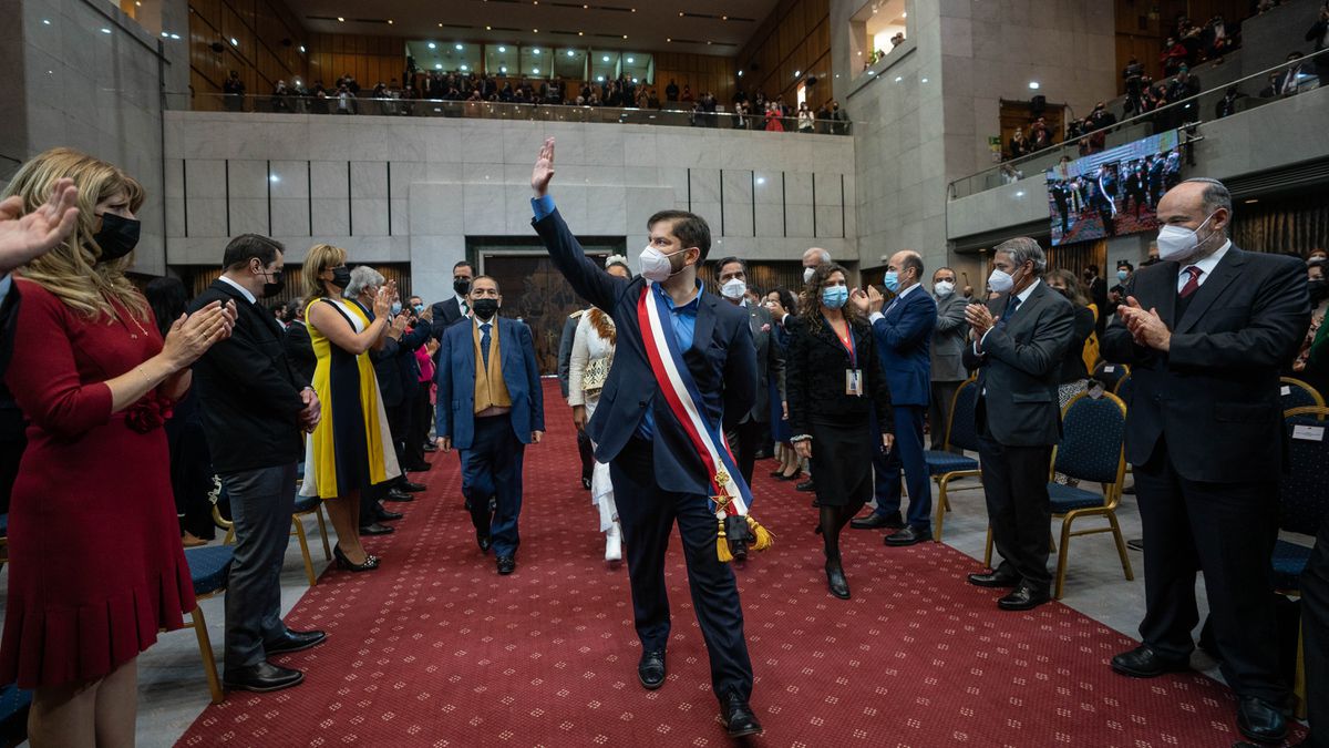 La popularidad de Gabriel Boric sube ocho puntos y empuja el respaldo a la nueva Constitución chilena