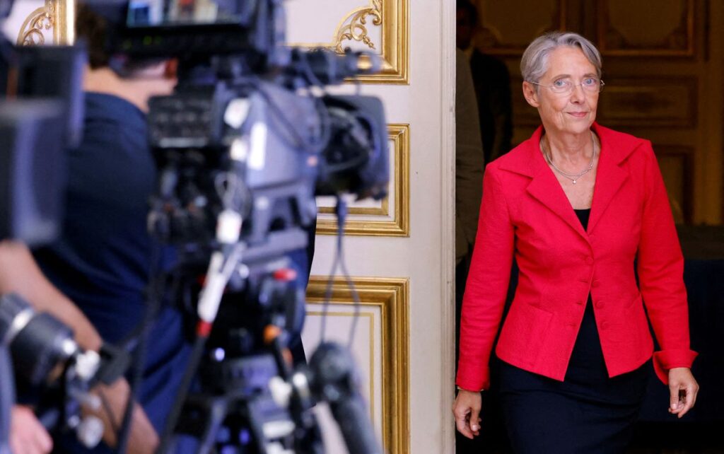 La primera ministra francesa, Élisabeth Borne, presenta su dimisión y Macron la rechaza
