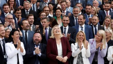 Le Pen pide a sus nuevos diputados menos ruido y vestir corbata en la Asamblea Nacional de Francia