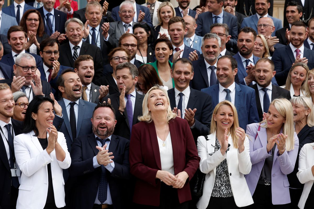 Le Pen pide a sus nuevos diputados menos ruido y vestir corbata en la Asamblea Nacional de Francia