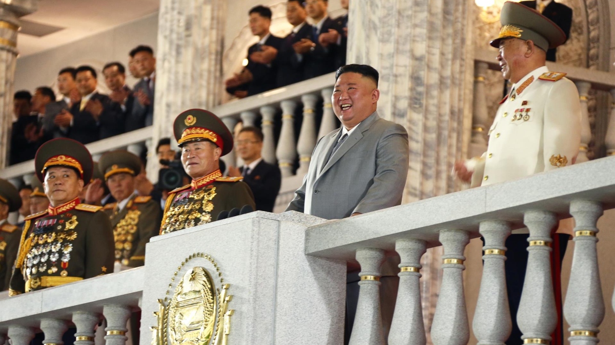 Líder norcoreano preside reunión militar, entre versiones de que prepara una prueba nuclear