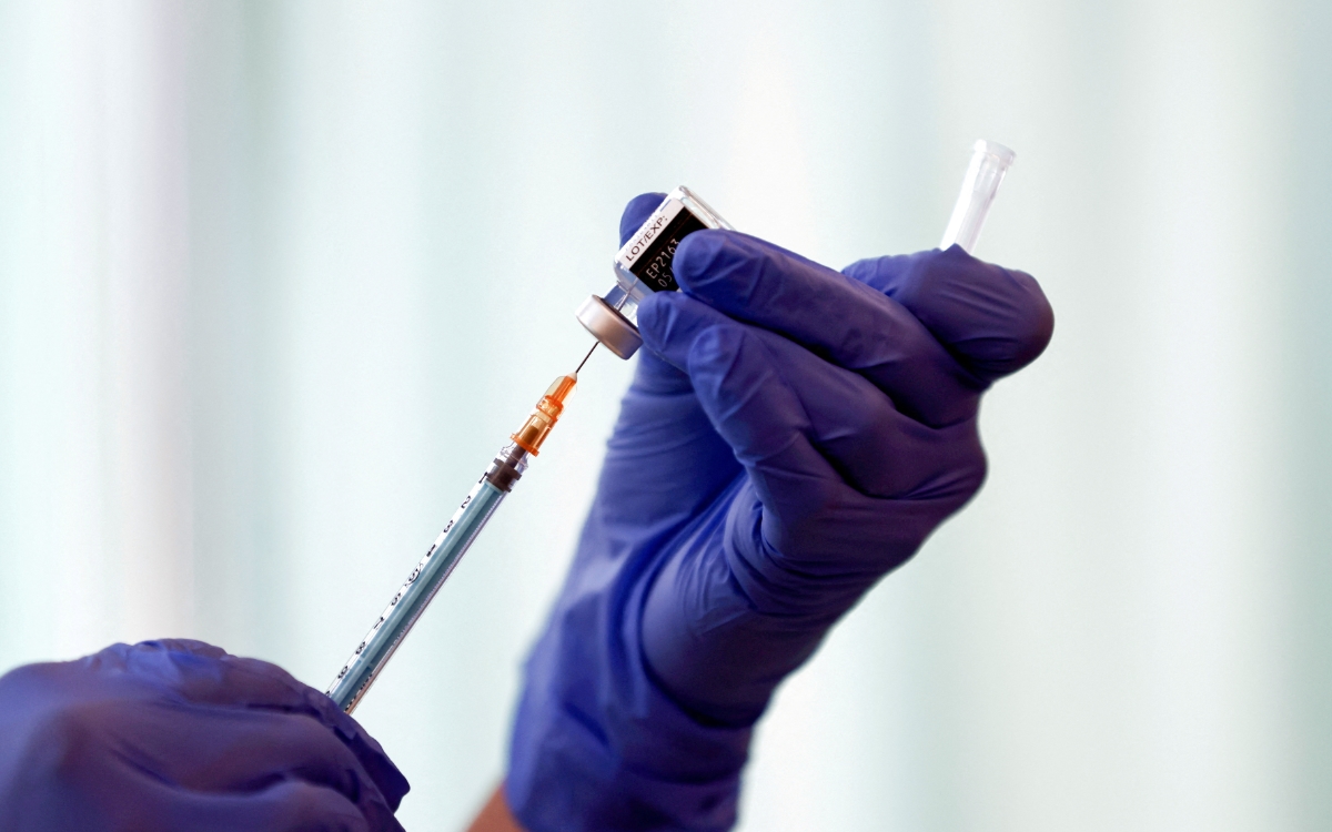 EU pide a farmacéuticas fabricar vacunas para subvariantes de omicron
