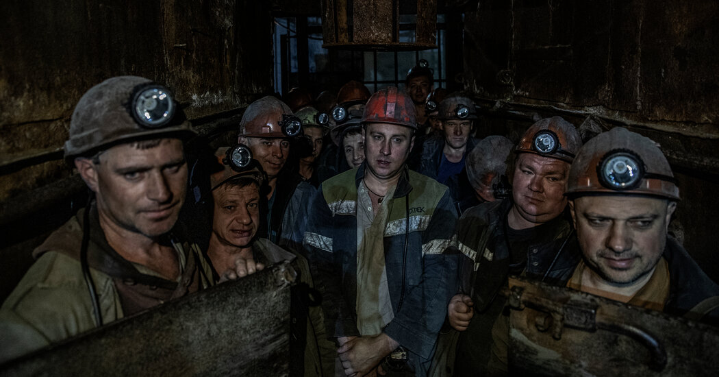 Los mineros del carbón de Ucrania luchan mientras Rusia bombardea desde arriba