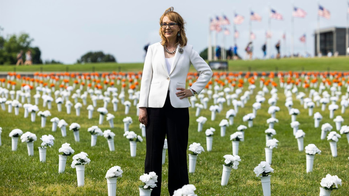 Memorial de flores por muertos por la violencia con armas