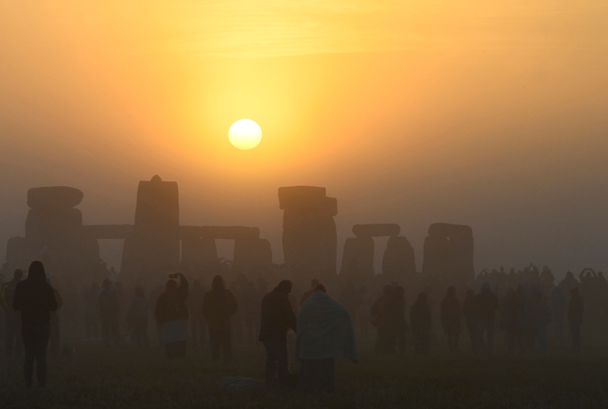 Miles de personas celebran en Stonehenge el solsticio de verano por primera vez desde el inicio de la pandemia