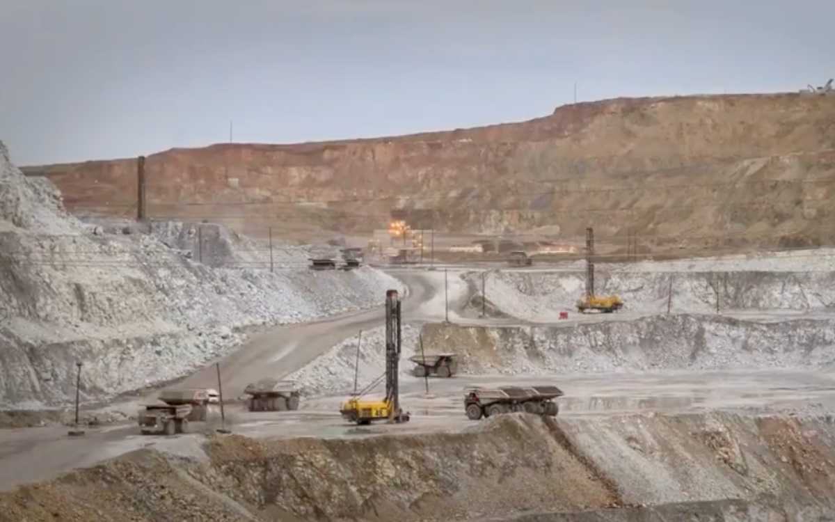 Minería contribuye poco a la hacienda pública, se le deben aumentar impuestos: colectiva