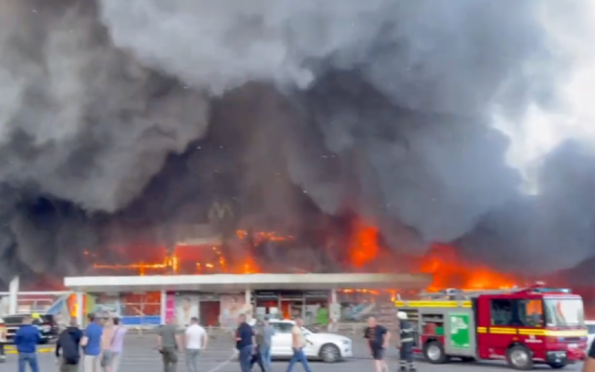 Misil ruso impacta centro comercial en Ucrania; reportan al menos 10 personas muertas | Video