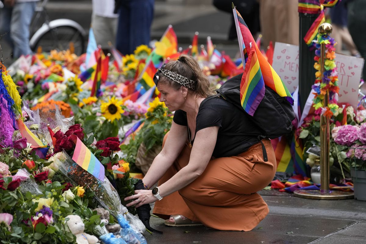 Noruega homenajea a las víctimas del ataque en la puerta de un bar gay de Oslo: “Esta lucha no ha acabado”