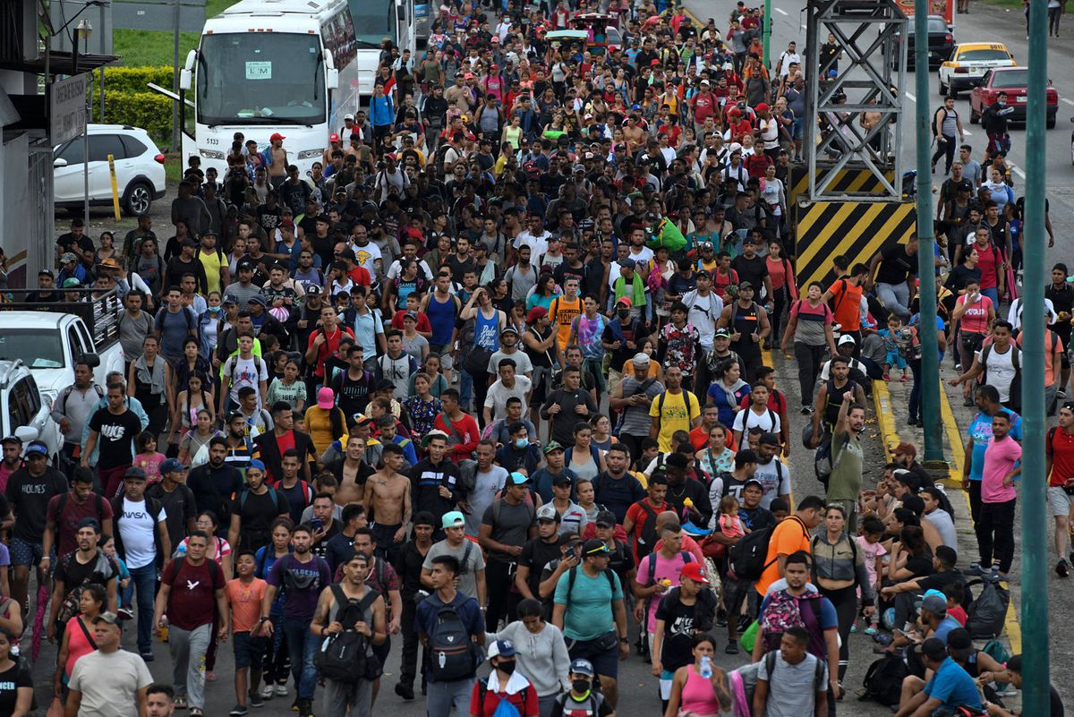 Obligados a caminar, sin detenciones: así avanza la caravana de miles de migrantes que huyen de Tapachula