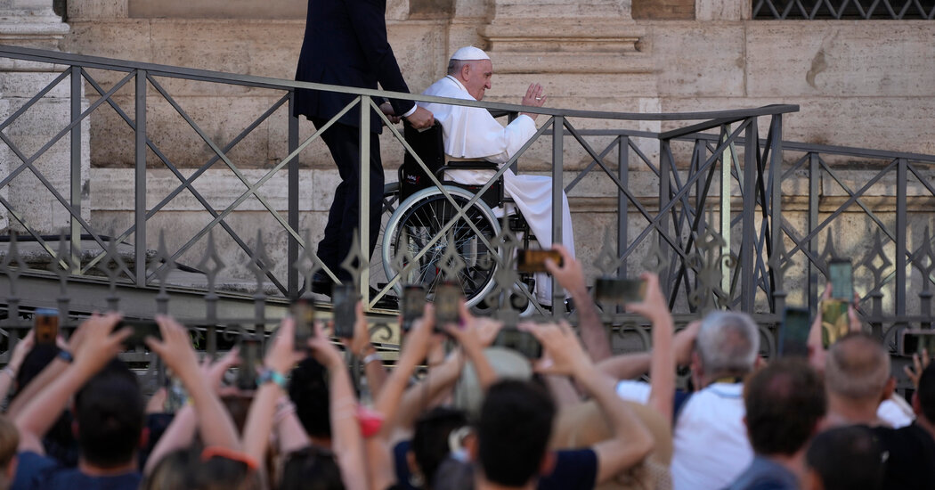 Papa Francisco pospone viaje a África por problemas de rodilla